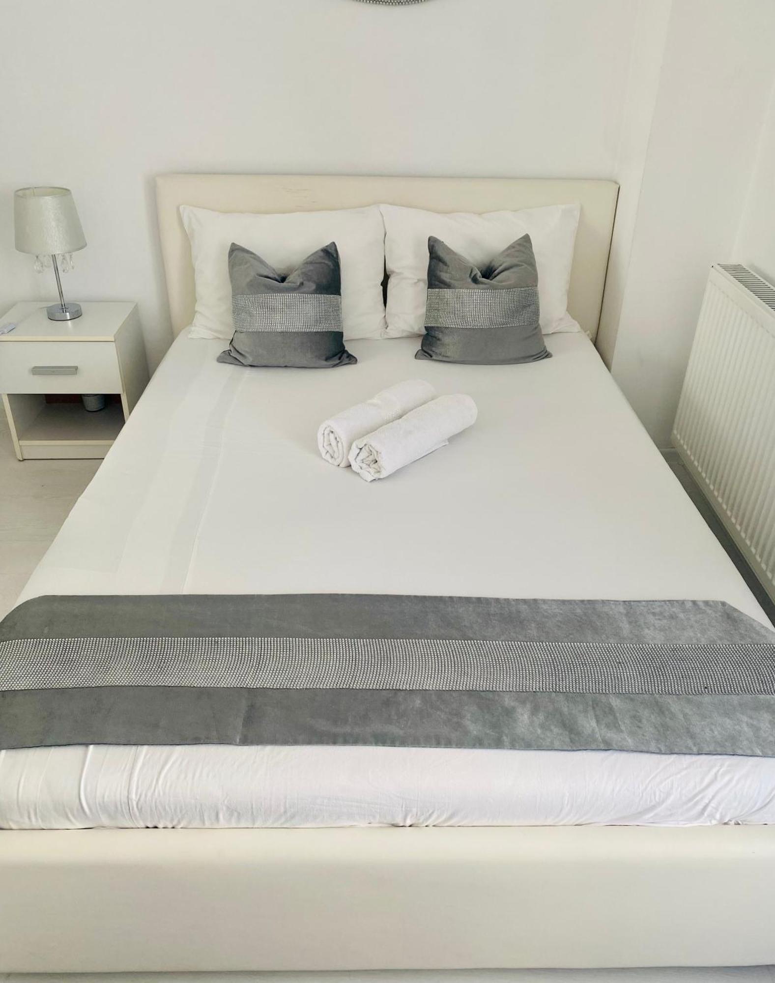 White Luxury Apartment Сибиу Экстерьер фото